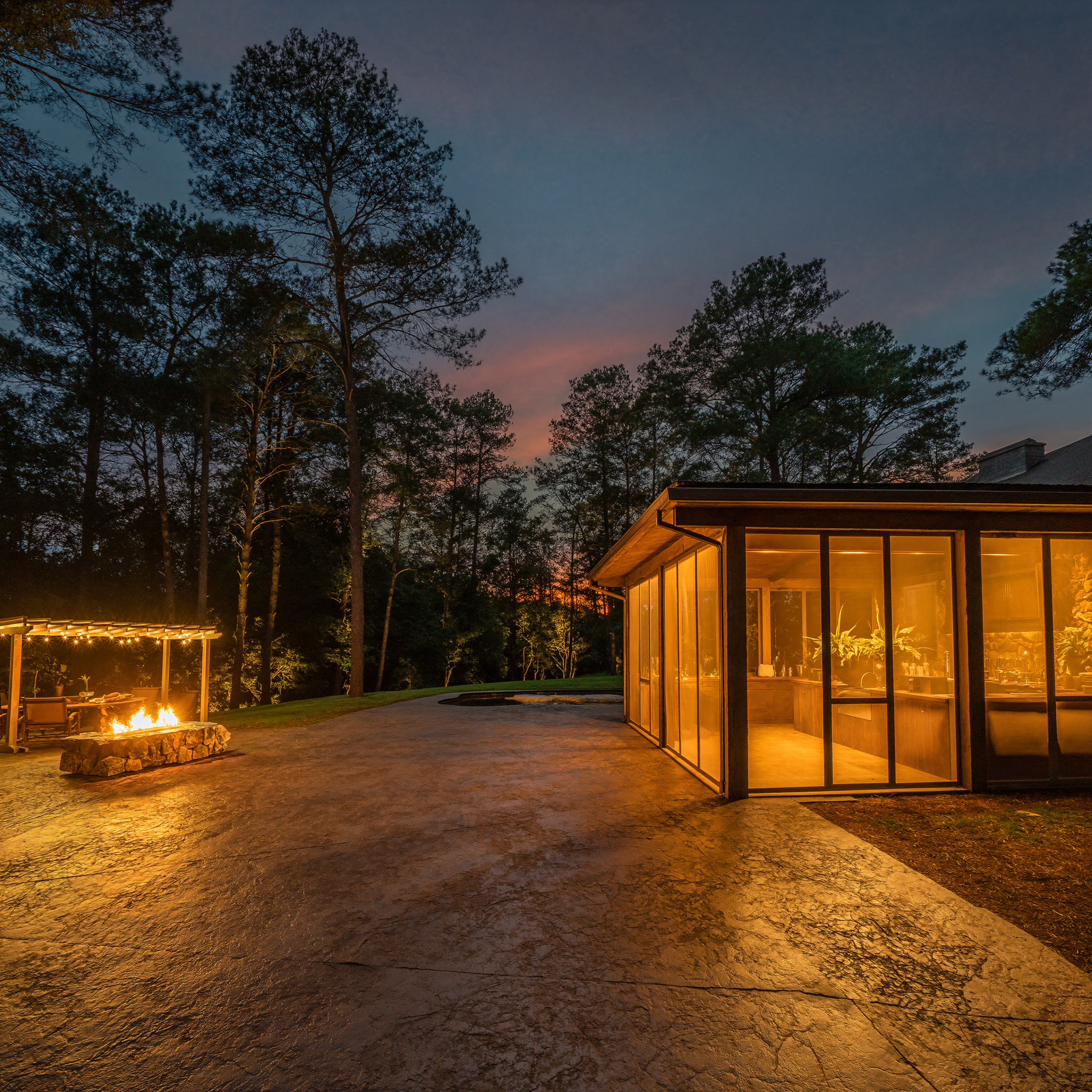 Louisiana backyard with screen enclosure and pergola